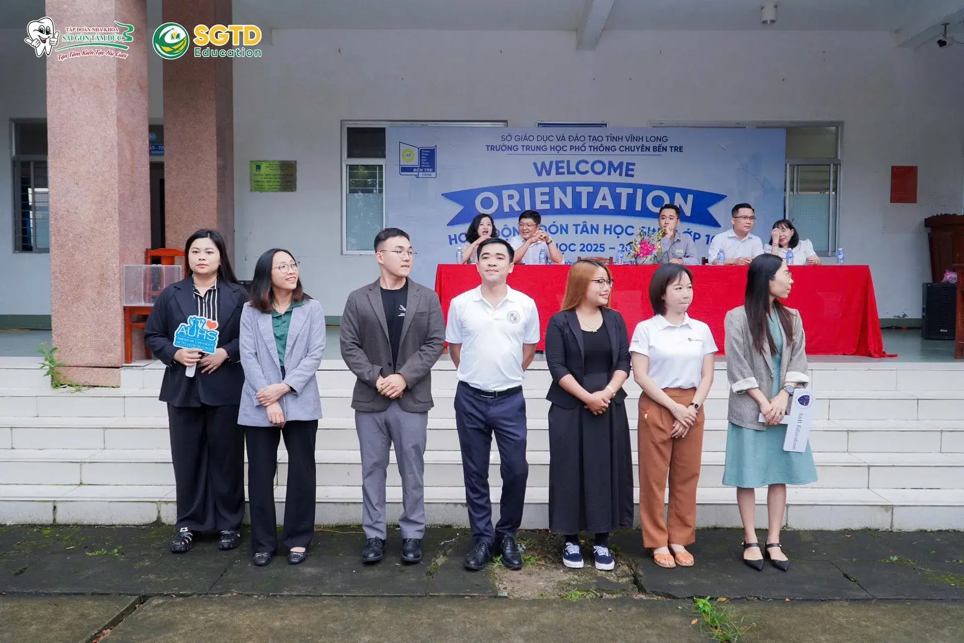Gian tư vấn được dựng trong sân Trường THPT Chuyên Bến Tre