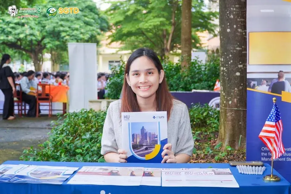 Học sinh khối 10, 11 và 12 tập trung về khu vực sự kiện