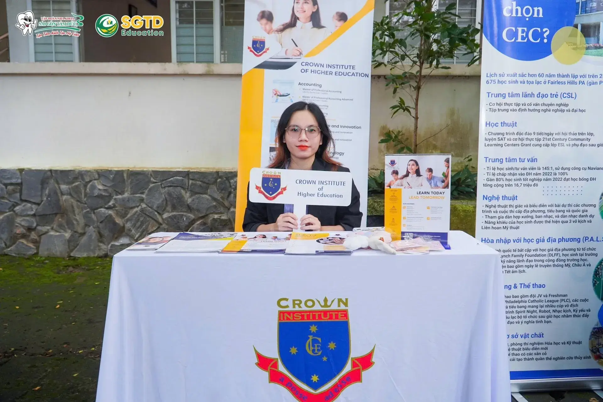 Đội ngũ SGTD Education đón học sinh tại bàn tiếp nhận