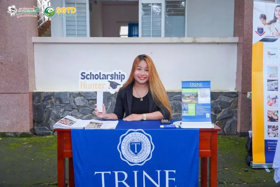 Học sinh nhận tài liệu giới thiệu chương trình du học