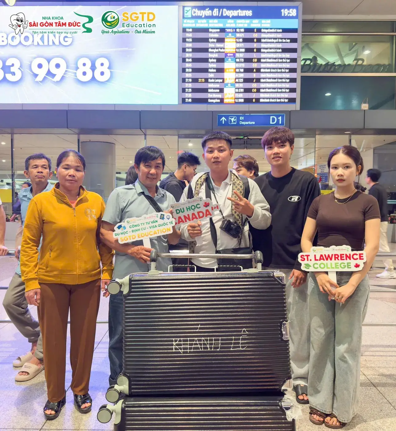 Giang Khánh cùng gia đình và người thân chụp ảnh lưu niệm trước giờ lên đường