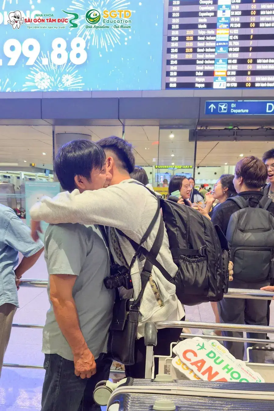 Giang Khánh và người thân ôm nhau trước giờ chia tay tại sảnh đi