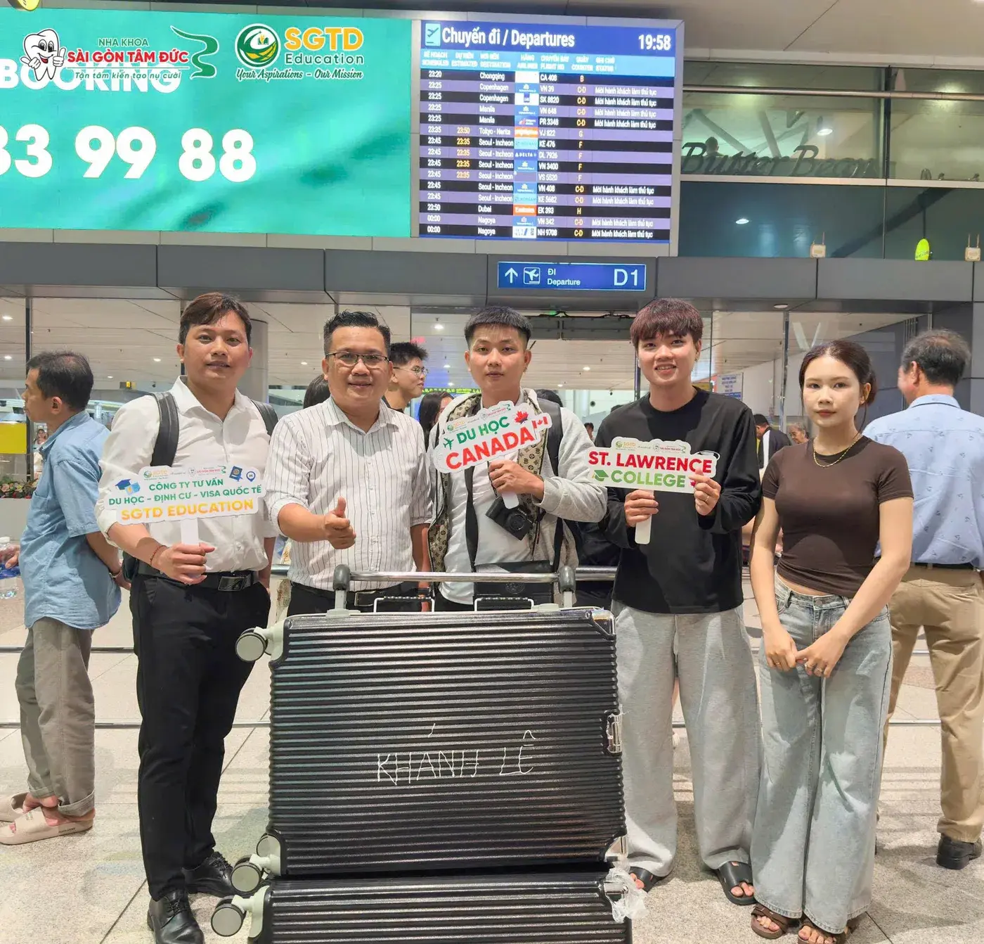 Giang Khánh chụp ảnh lưu niệm cùng đại diện SGTD Education tại sảnh đi