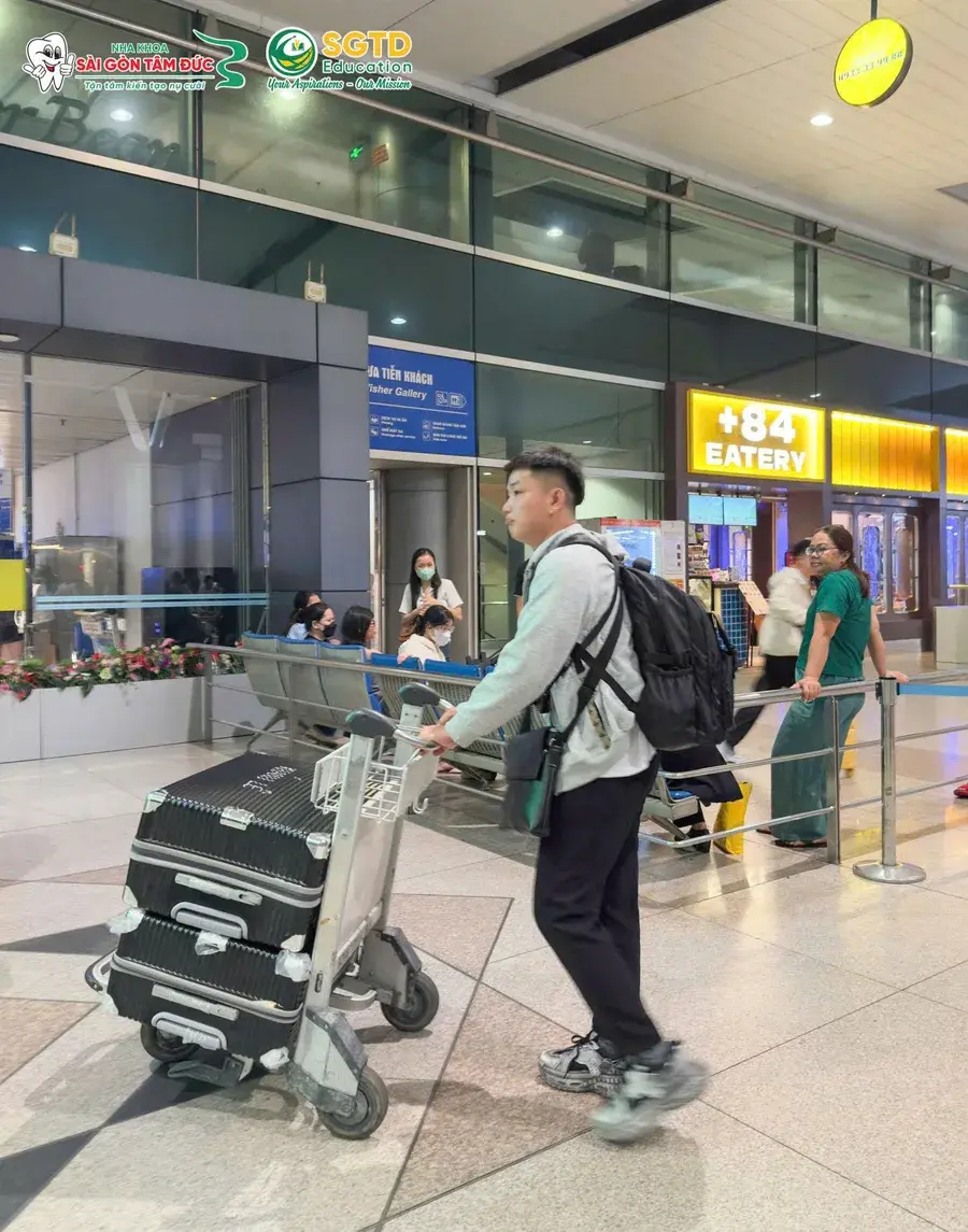 Giang Khánh đẩy xe hành lý bên trong nhà ga, bắt đầu chặng đường mới