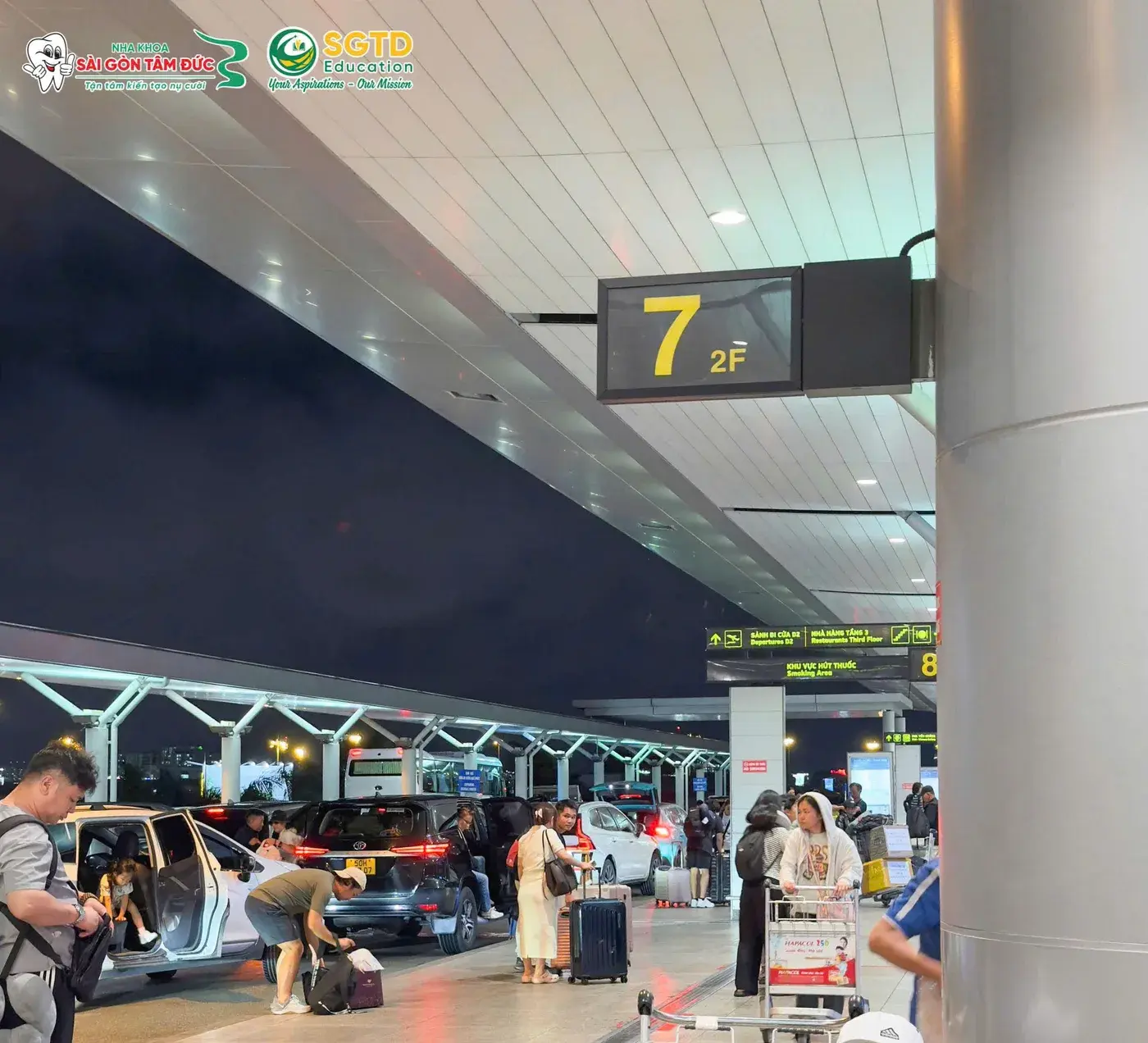 Khu vực trả khách trước nhà ga, nơi gia đình đưa Giang Khánh đến sân bay tối 23/09
