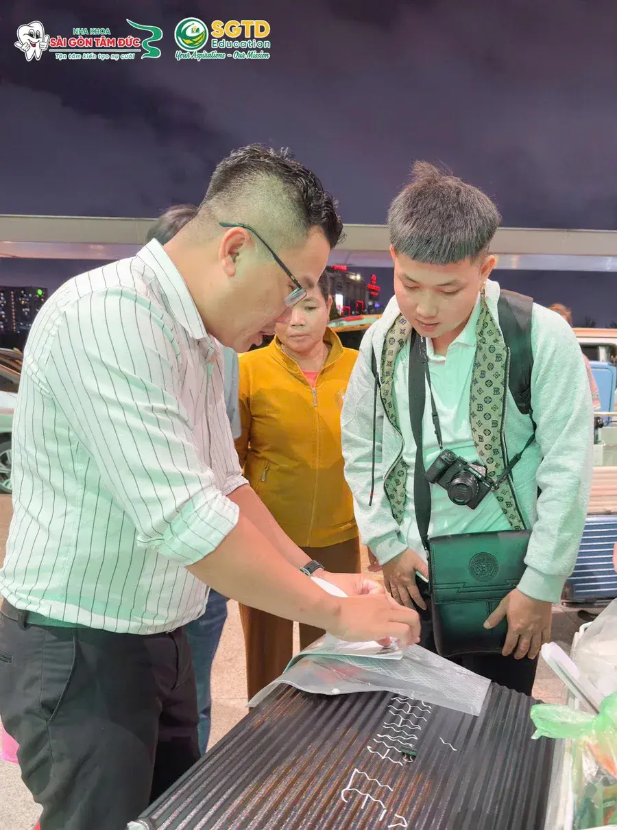 Đại diện SGTD Education cùng Giang Khánh sắp xếp lại giấy tờ trước giờ làm thủ tục