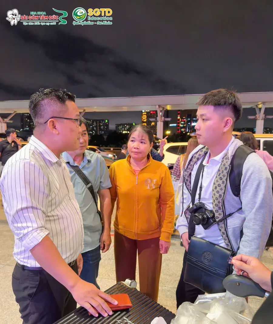 Đại diện SGTD Education trò chuyện cùng Giang Khánh và gia đình bên ngoài nhà ga