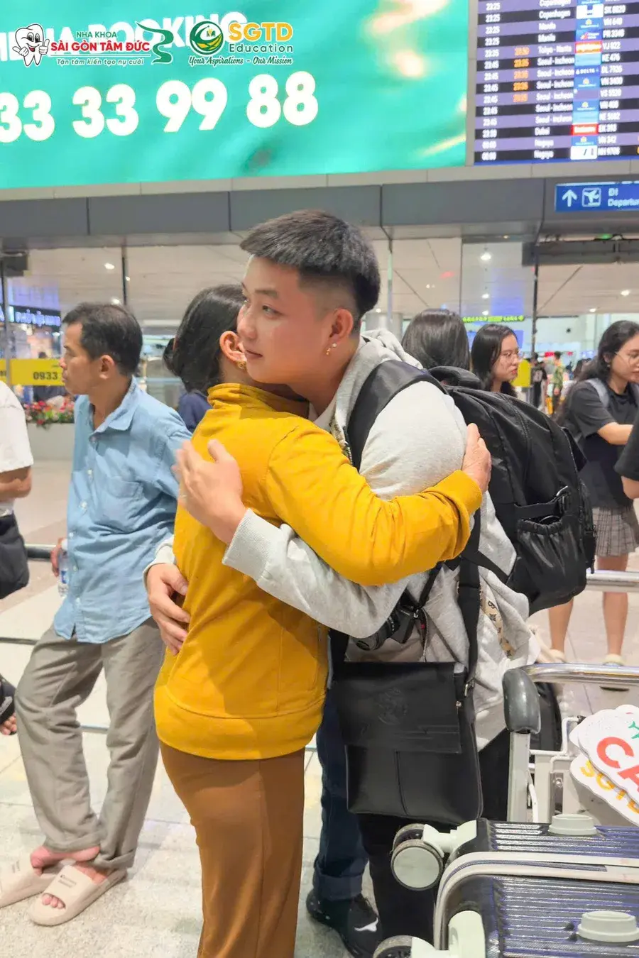 Giang Khánh ôm người thân trong khoảnh khắc chia tay tại sân bay