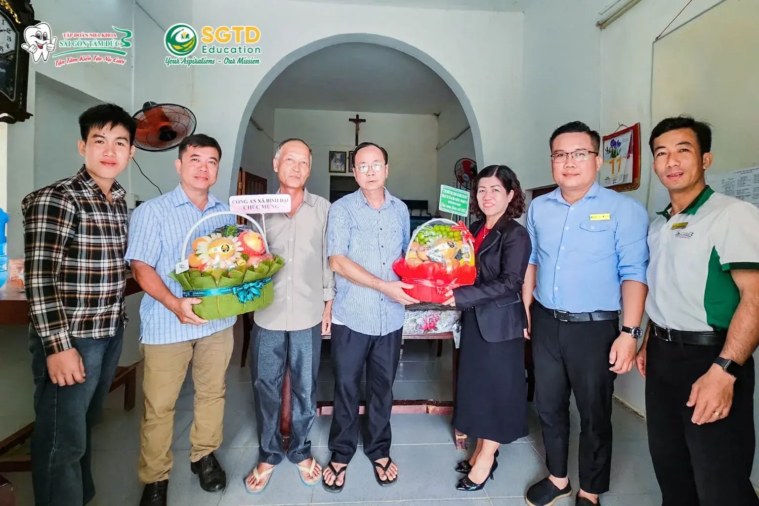 Đại diện SGTD Education trao quà Giáng Sinh cho các thanh niên Họ đạo
