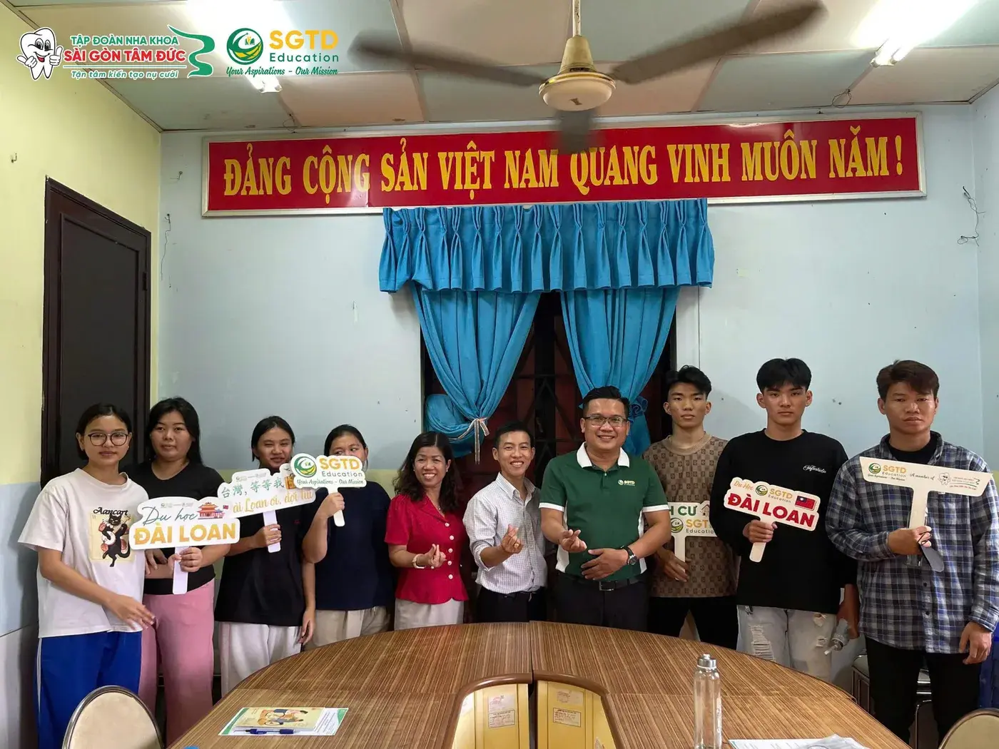 Các em học sinh Làng Trẻ em SOS Bến Tre chụp ảnh lưu niệm cùng đội ngũ SGTD Education