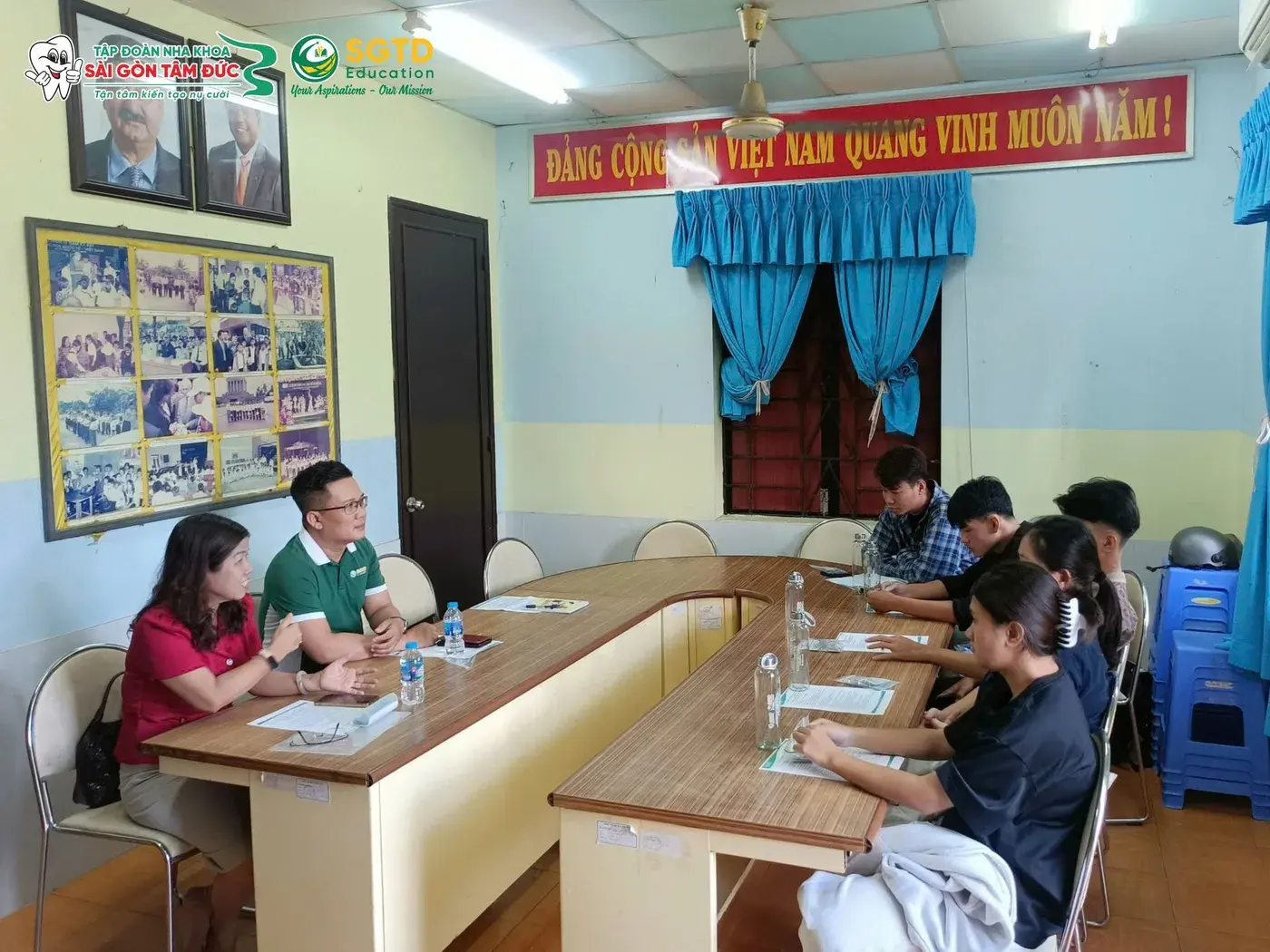 Đội ngũ SGTD Education trao đổi cùng học sinh lớp 12 tại Làng Trẻ em SOS Bến Tre