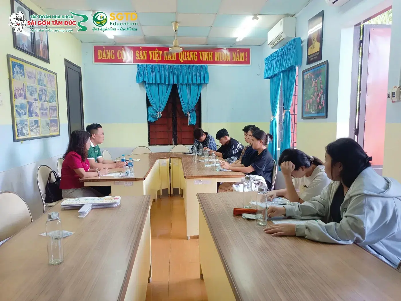 Học sinh lớp 12 Làng Trẻ em SOS Bến Tre theo dõi phần giới thiệu chương trình học bổng