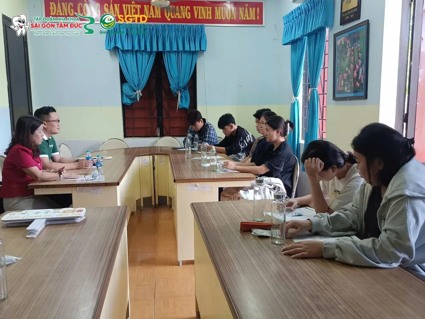 Đại diện SGTD Education trao đổi trực tiếp cùng các em học sinh tại Làng Trẻ em SOS Bến Tre