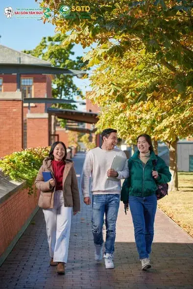 Sinh viên trong khuôn viên Humber Polytechnic mùa thu