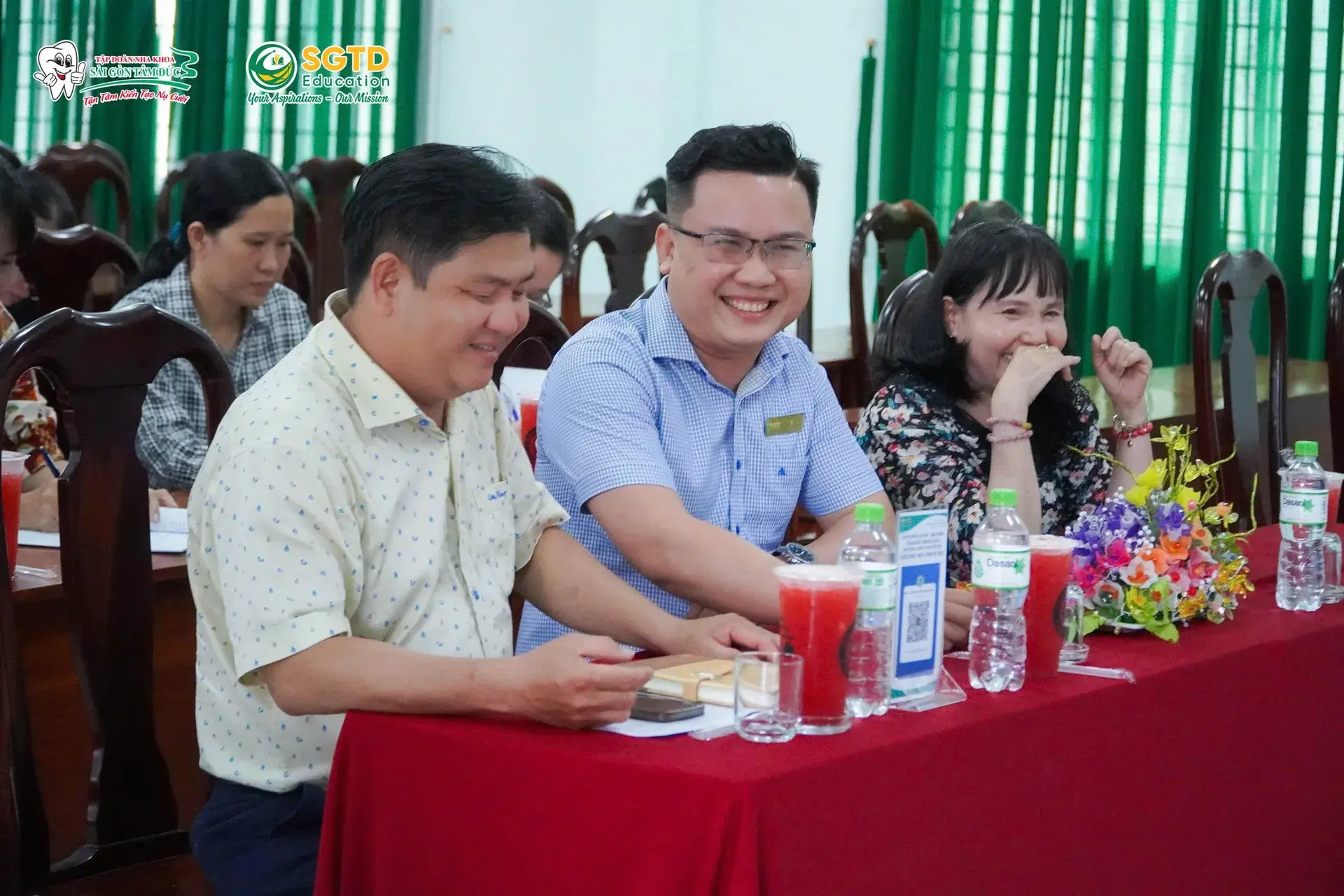 Đội ngũ SGTD Education và Thầy Cô Trường THPT Chuyên Bến Tre chụp ảnh lưu niệm