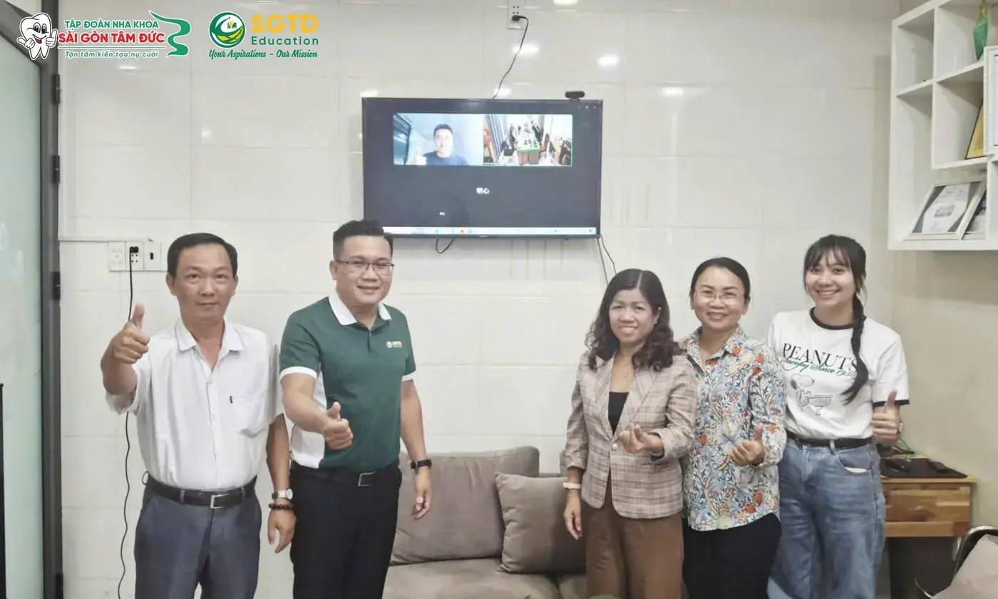 Đội ngũ SGTD Education chụp ảnh lưu niệm khép lại buổi làm việc cùng DXJ Global