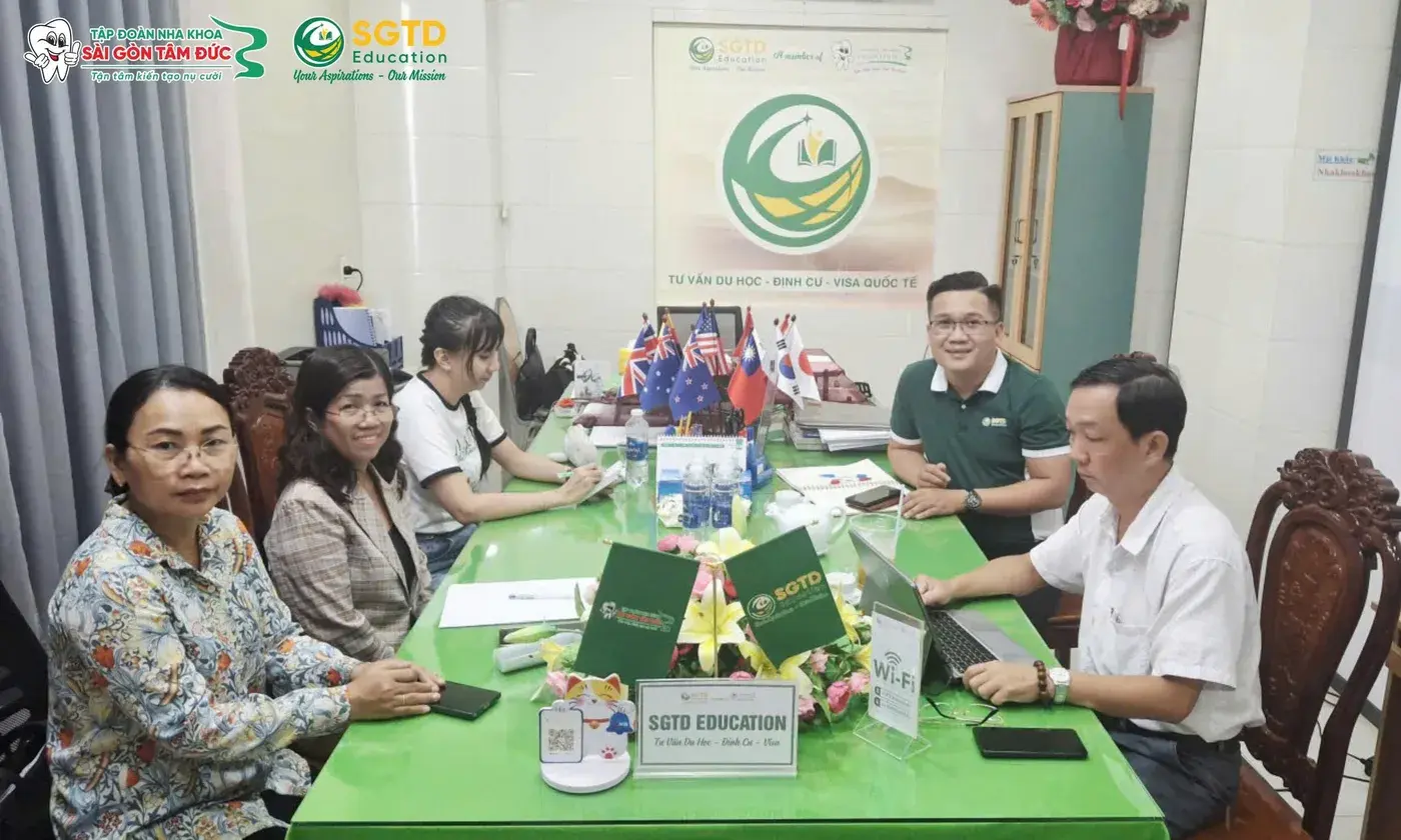 Đội ngũ SGTD Education tại bàn làm việc cùng đối tác DXJ Global