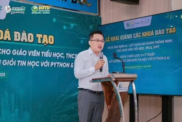 Quý Thầy Cô nhận tài liệu và bắt đầu hành trình chinh phục trí tuệ nhân tạo