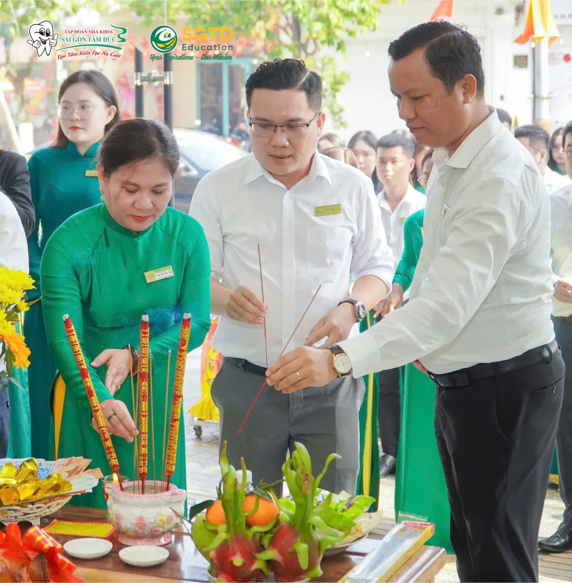 Toàn thể đội ngũ SGTD Education tổ chức nghi lễ cúng khai xuân đầu năm 2026