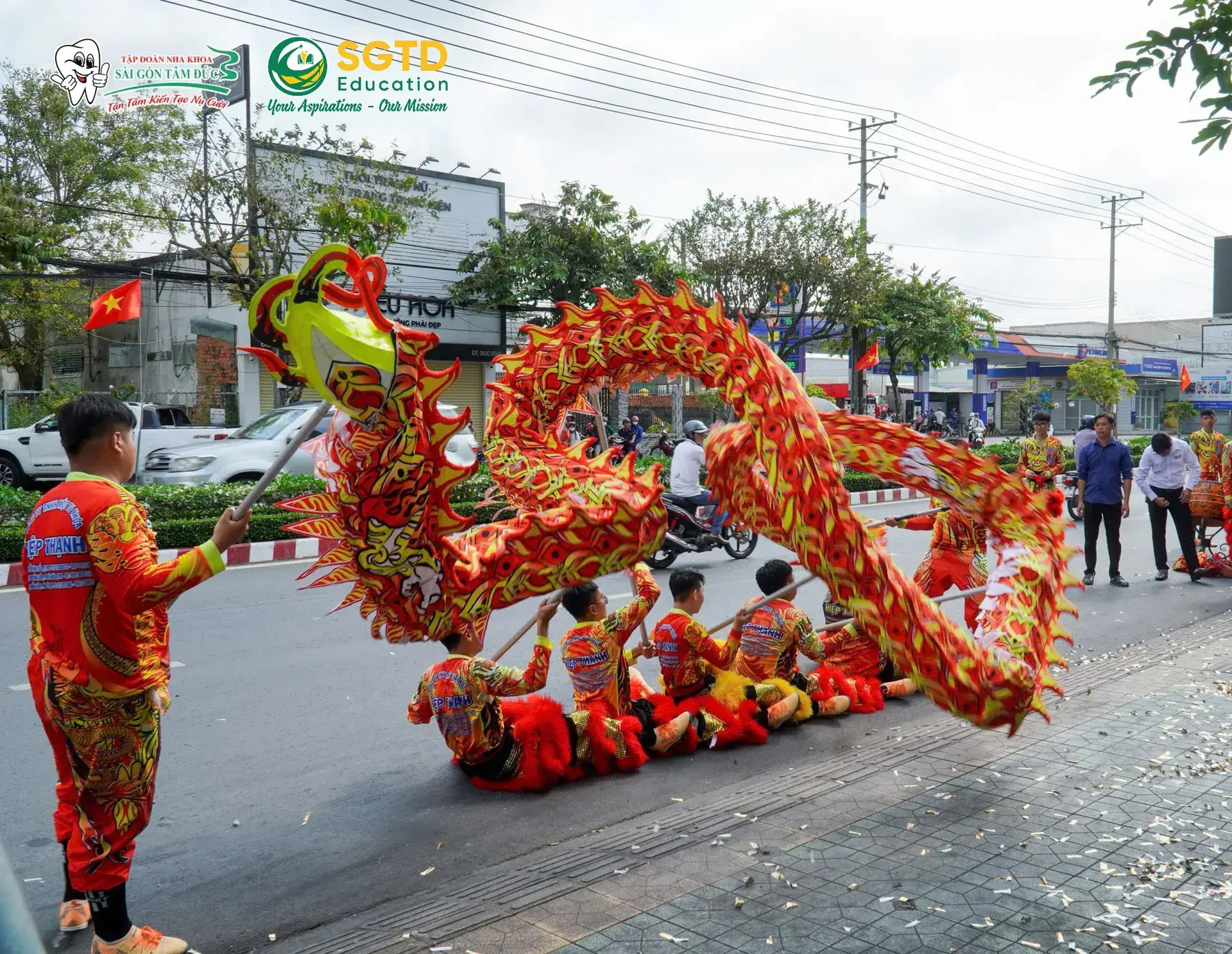 Đội ngũ SGTD Education thành kính dâng hương trong buổi lễ khai xuân