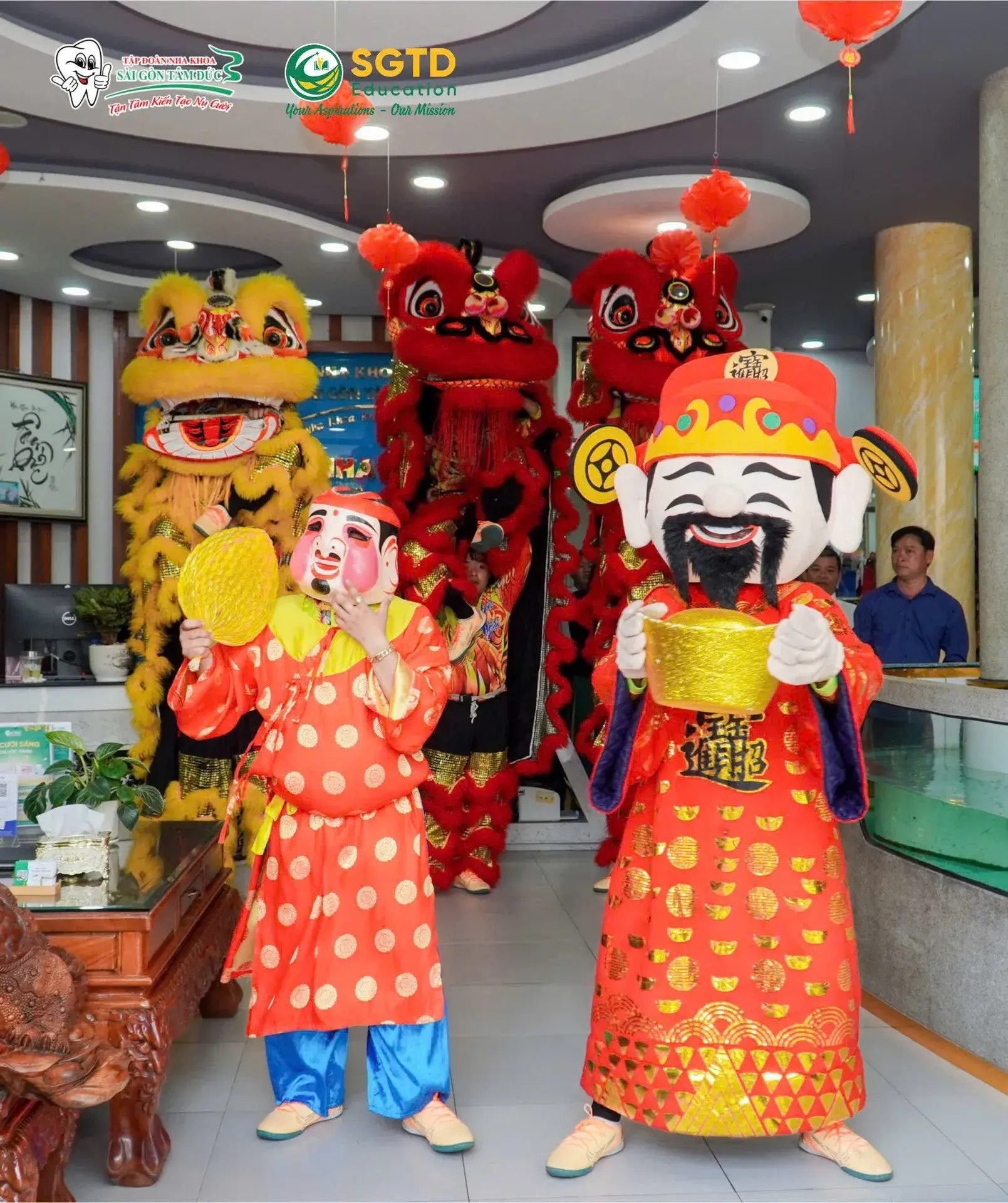 Múa lân và Ông Địa trong không gian phòng khám Nha khoa Sài Gòn Tâm Đức