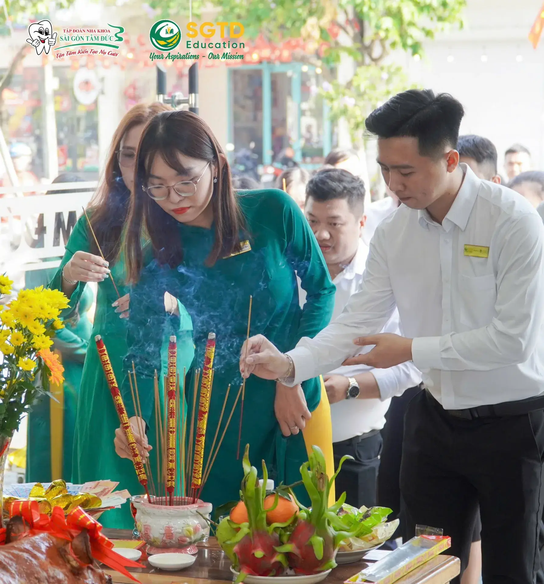 Mâm cỗ cúng khai trương đầy đủ trong nghi lễ khai xuân 2026 của SGTD Education