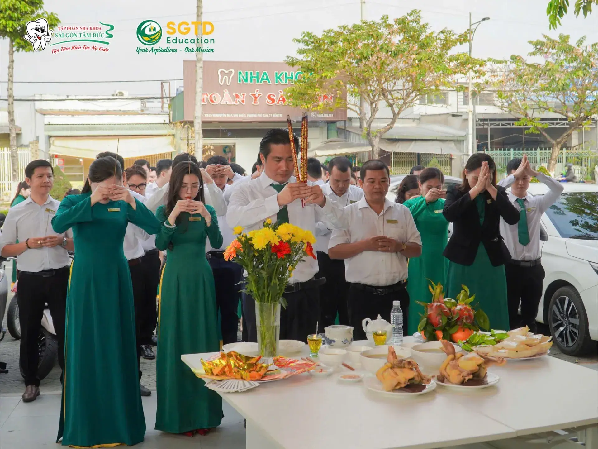 Đội ngũ SGTD Education cúi đầu thành kính trong lễ khai xuân đầu năm mới