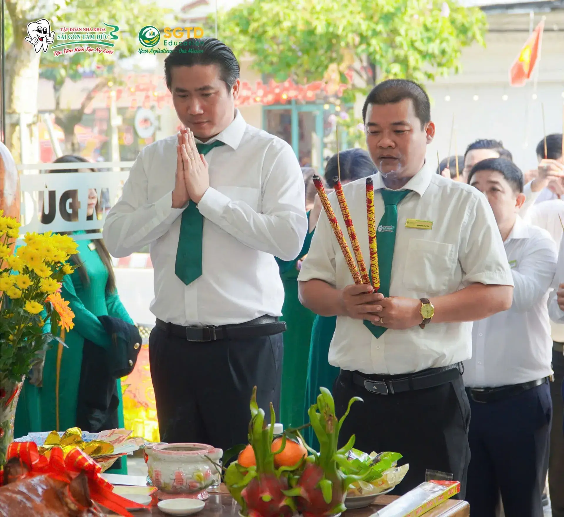 Một thành viên SGTD Education dâng hương trong nghi lễ khai xuân trang trọng