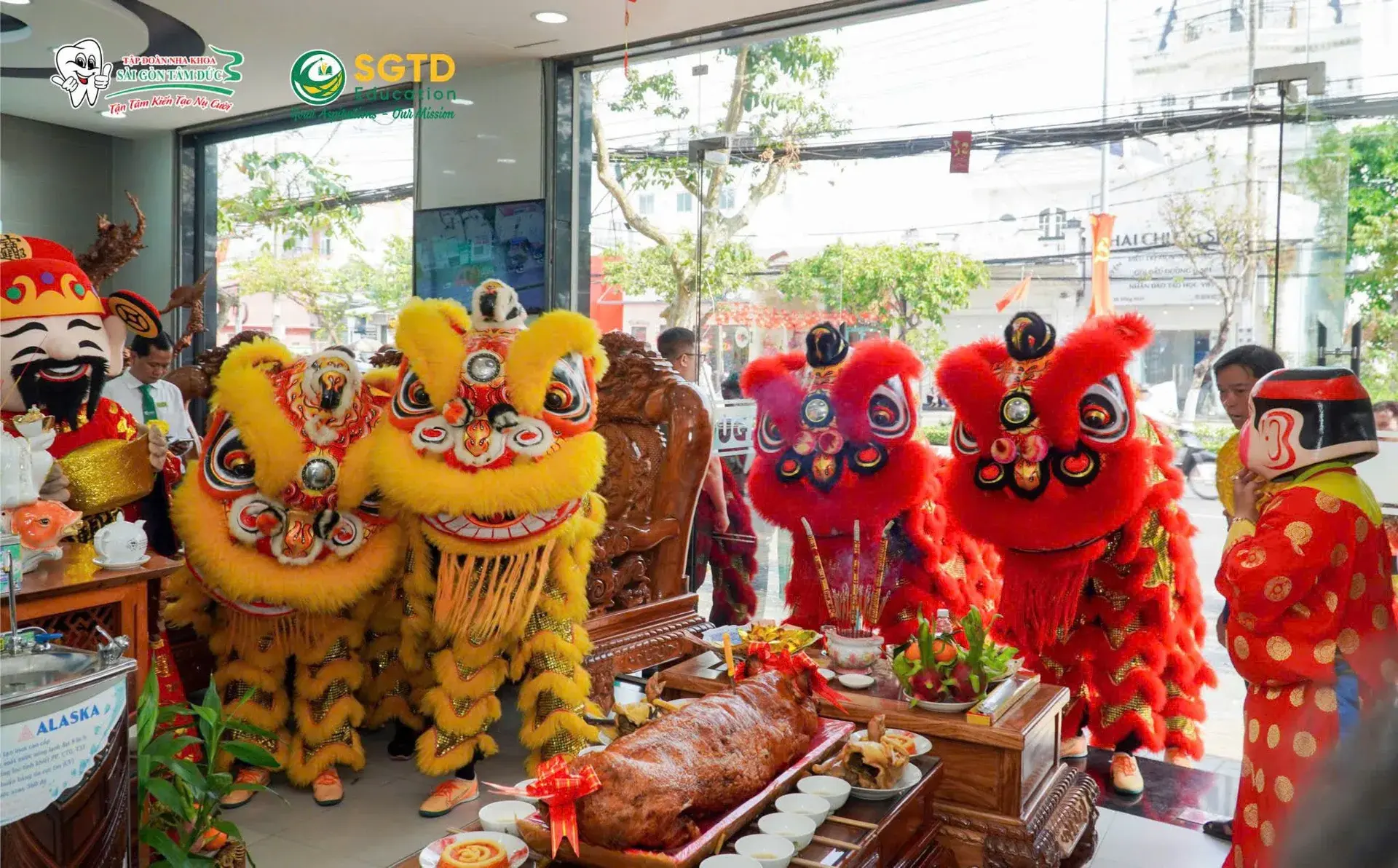 Đoàn múa lân và Ông Địa tiến vào trụ sở SGTD Education trong ngày khai xuân
