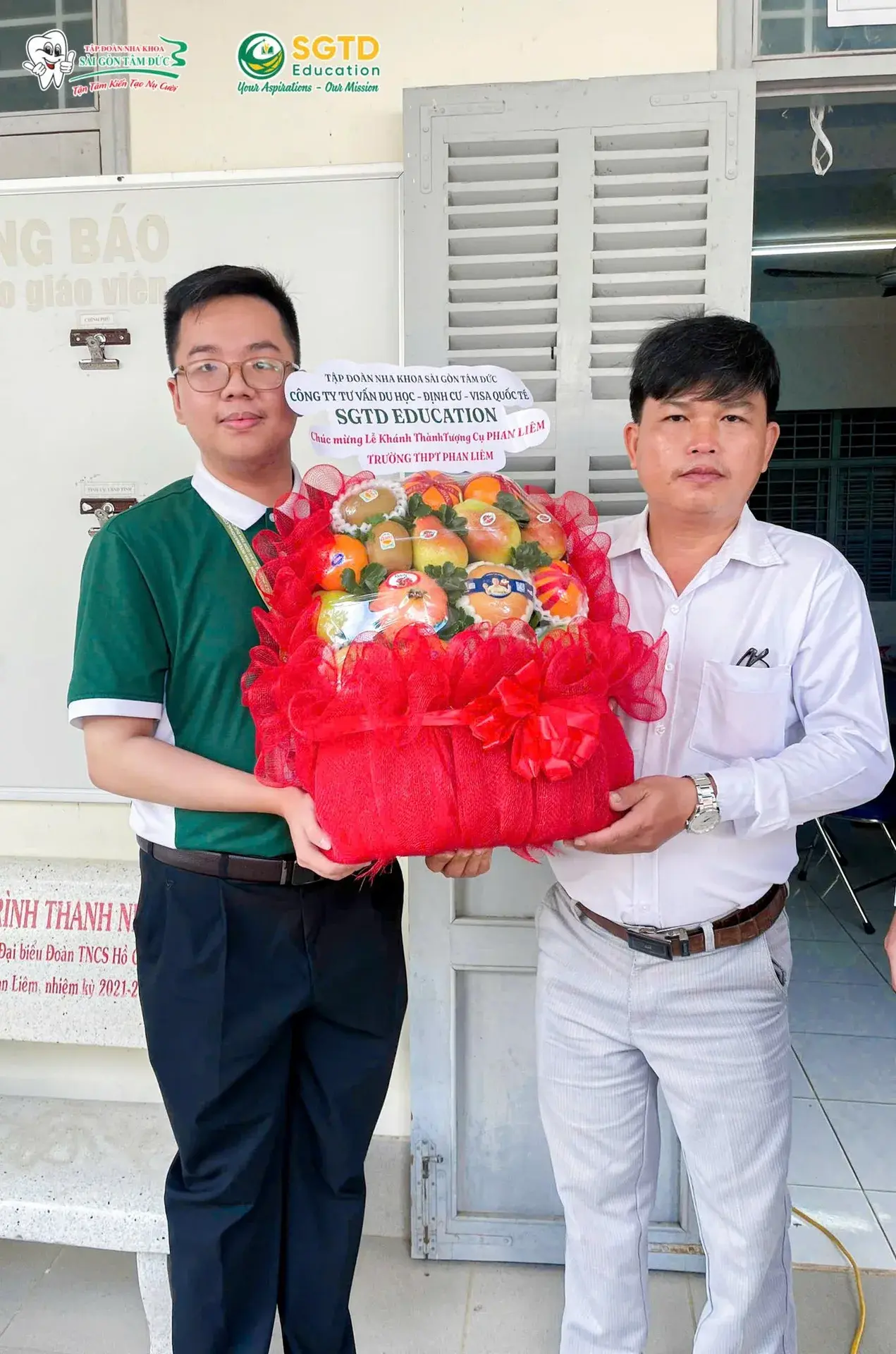 SGTD Education chụp ảnh lưu niệm tại Trường THPT Phan Liêm trong ngày lễ khánh thành