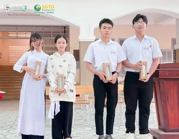 Học sinh ba khối tập trung trong sân trường