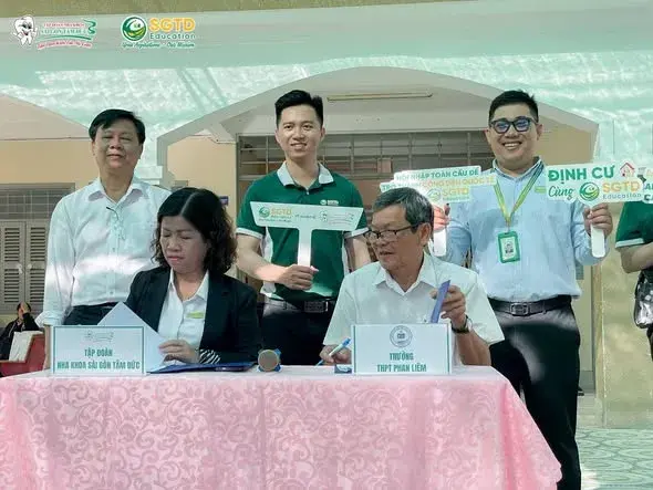 Học sinh chăm chú theo dõi nội dung