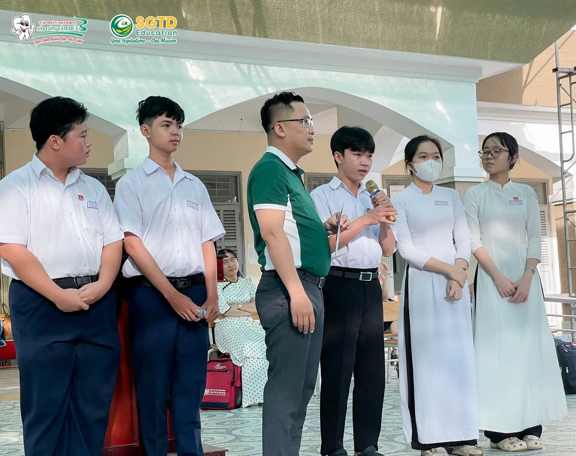 Học sinh đặt câu hỏi trong buổi sinh hoạt