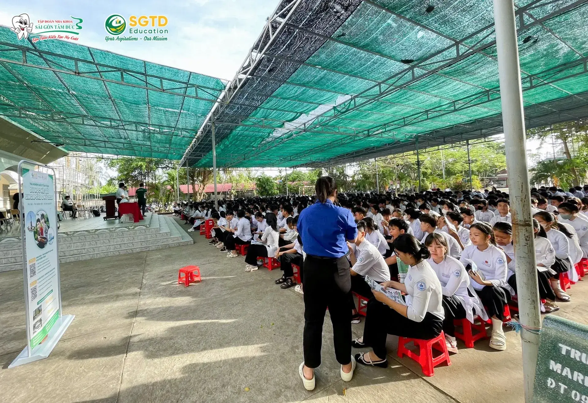 Học sinh nhận tài liệu và quà lưu niệm