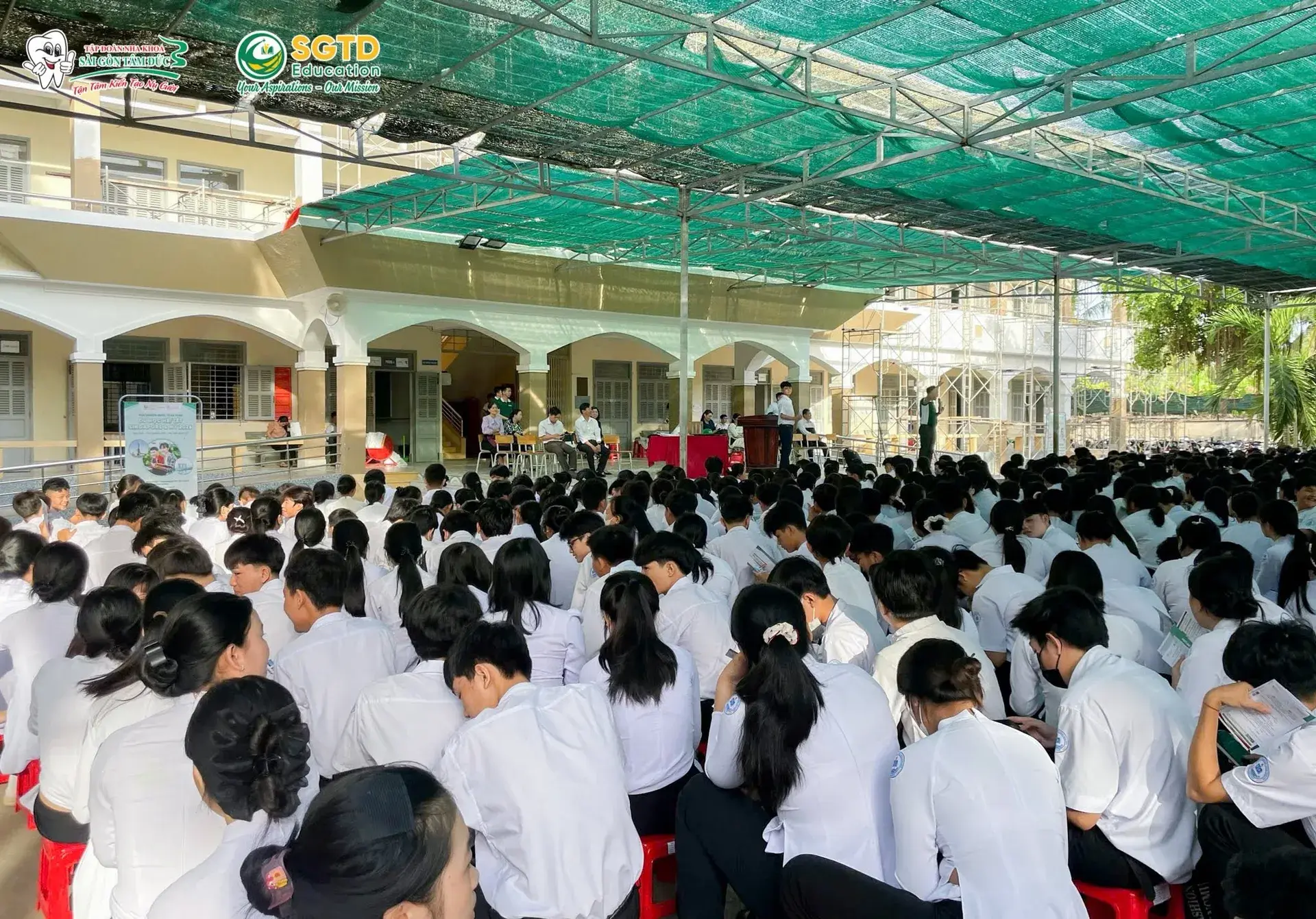 Thầy cô nhà trường cùng dự chương trình