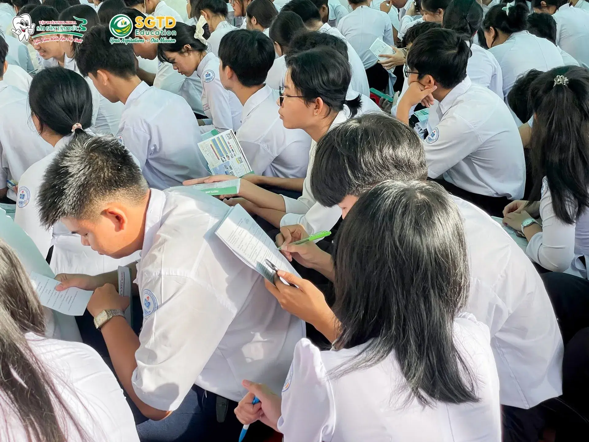 Học sinh ba khối tập trung trong sân trường