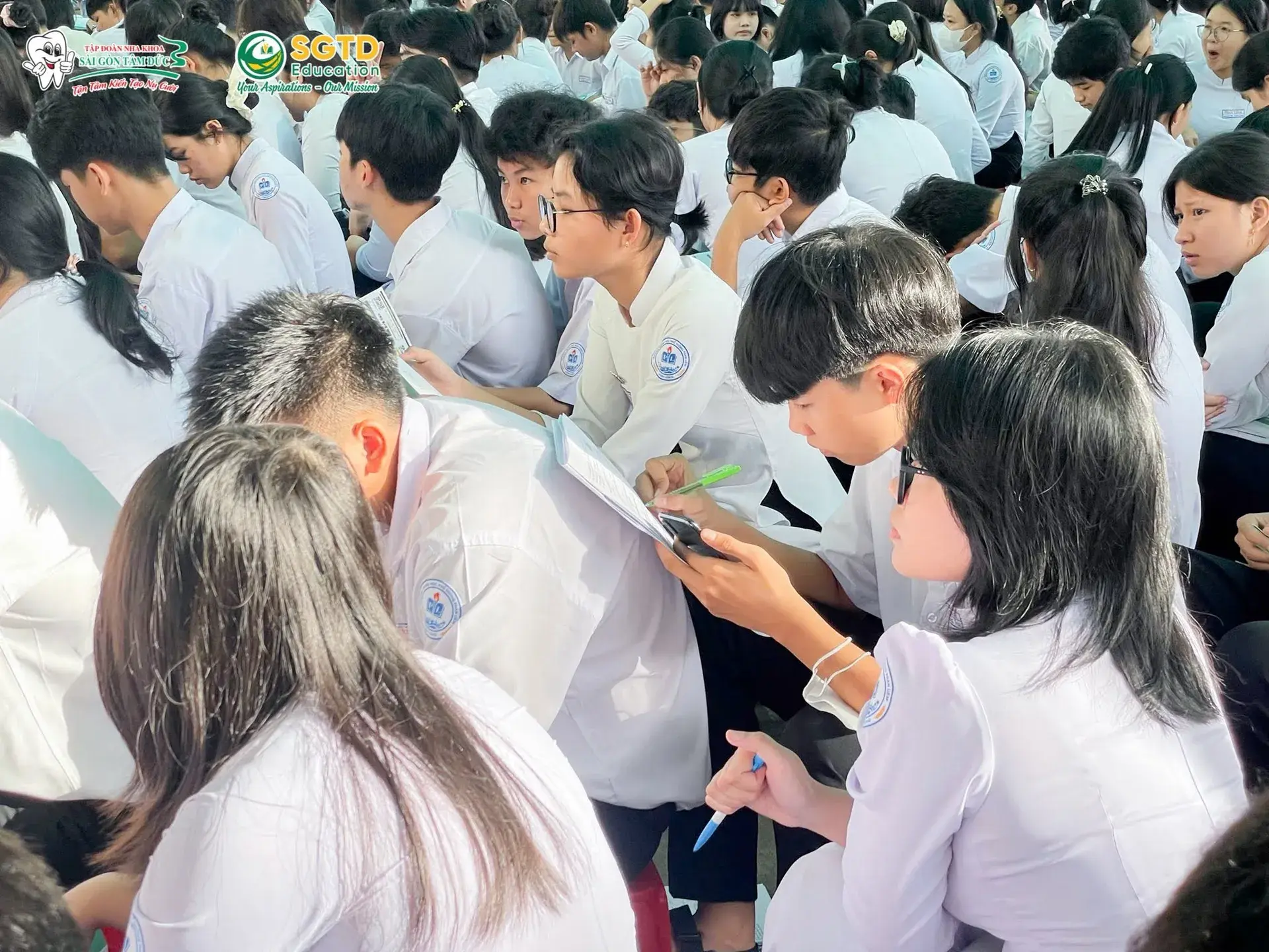 Học sinh chăm chú theo dõi nội dung