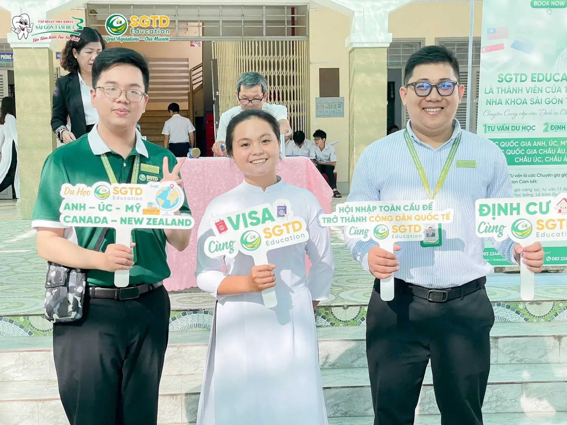 Đại diện hai bên trao biên bản hợp tác