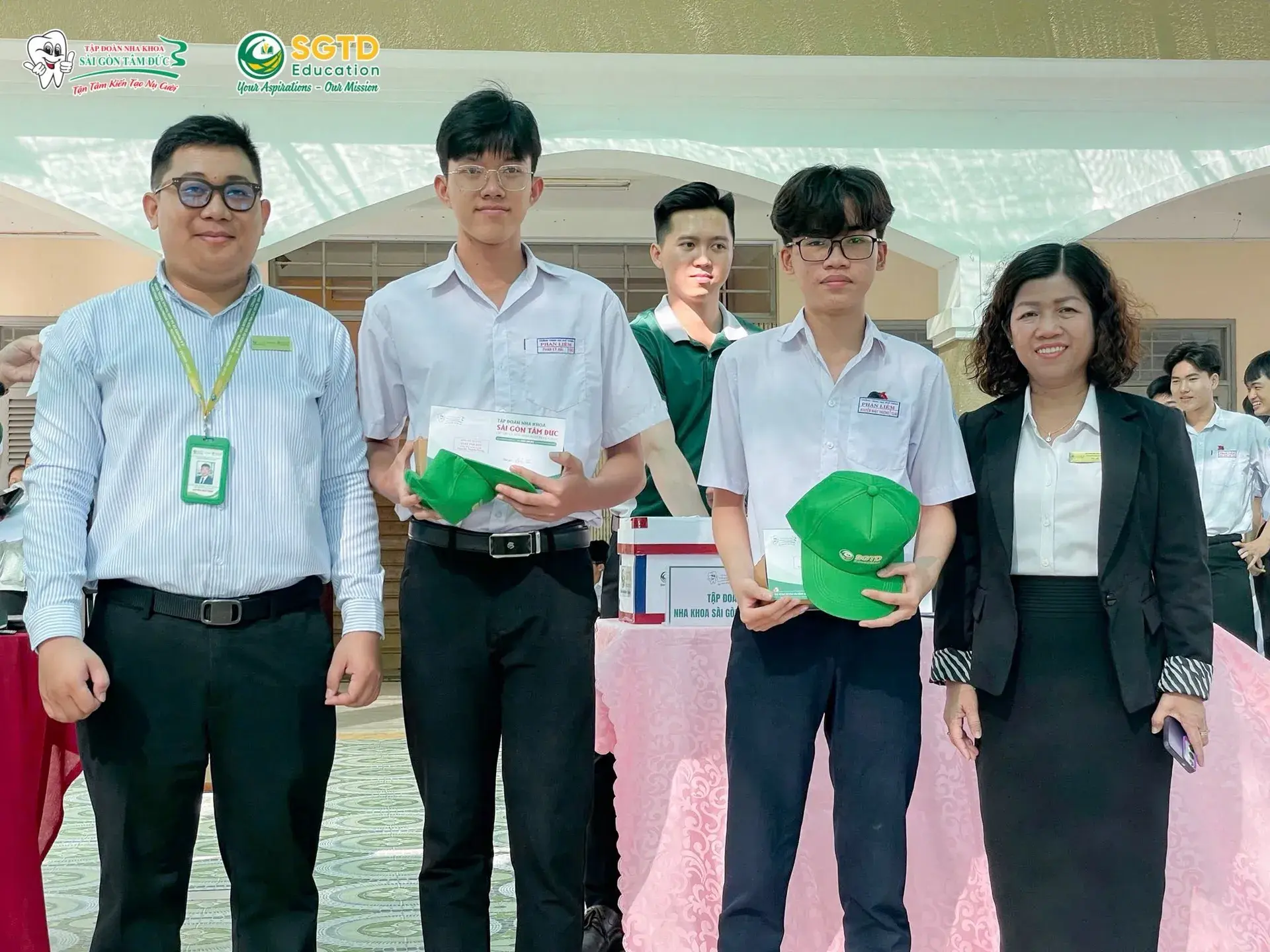 Học sinh nhận tài liệu và quà lưu niệm