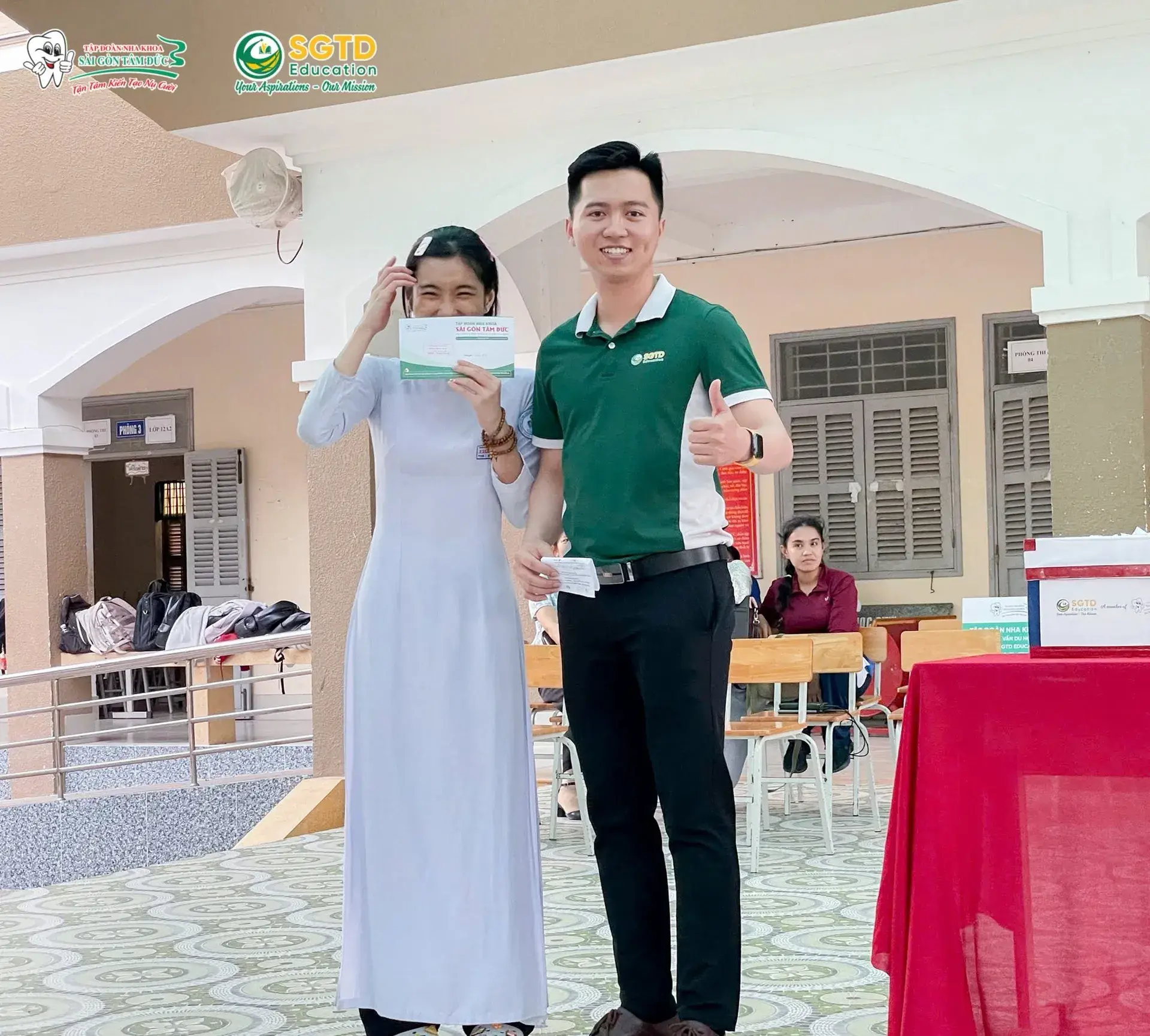 Thầy cô nhà trường cùng dự chương trình
