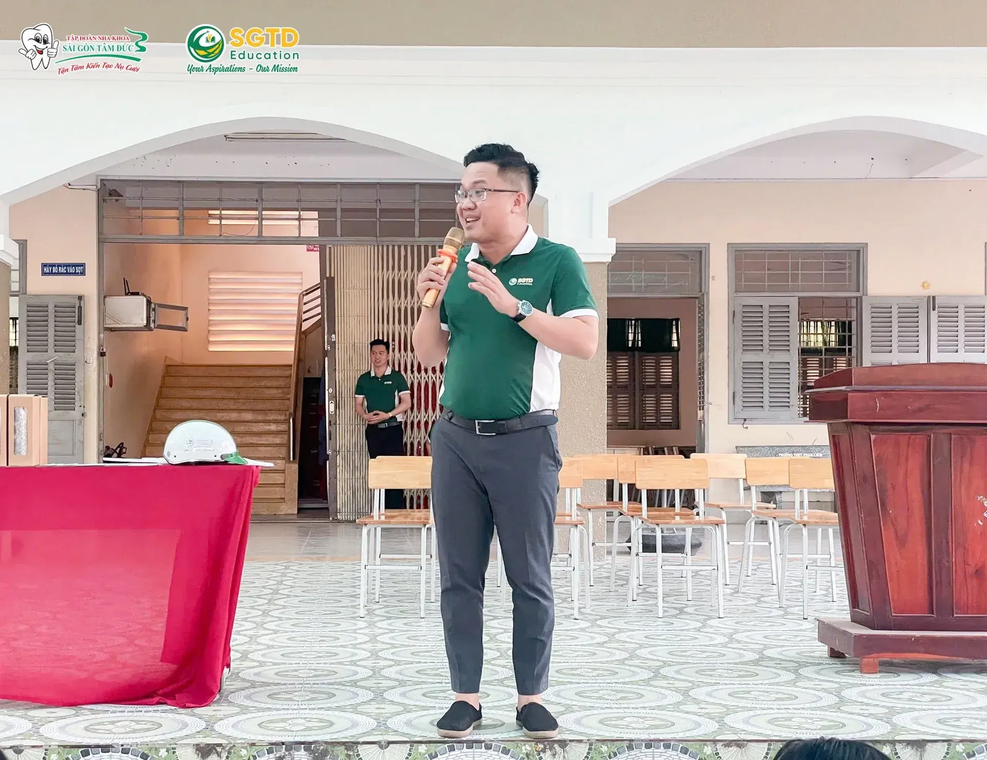 Học sinh ba khối tập trung trong sân trường