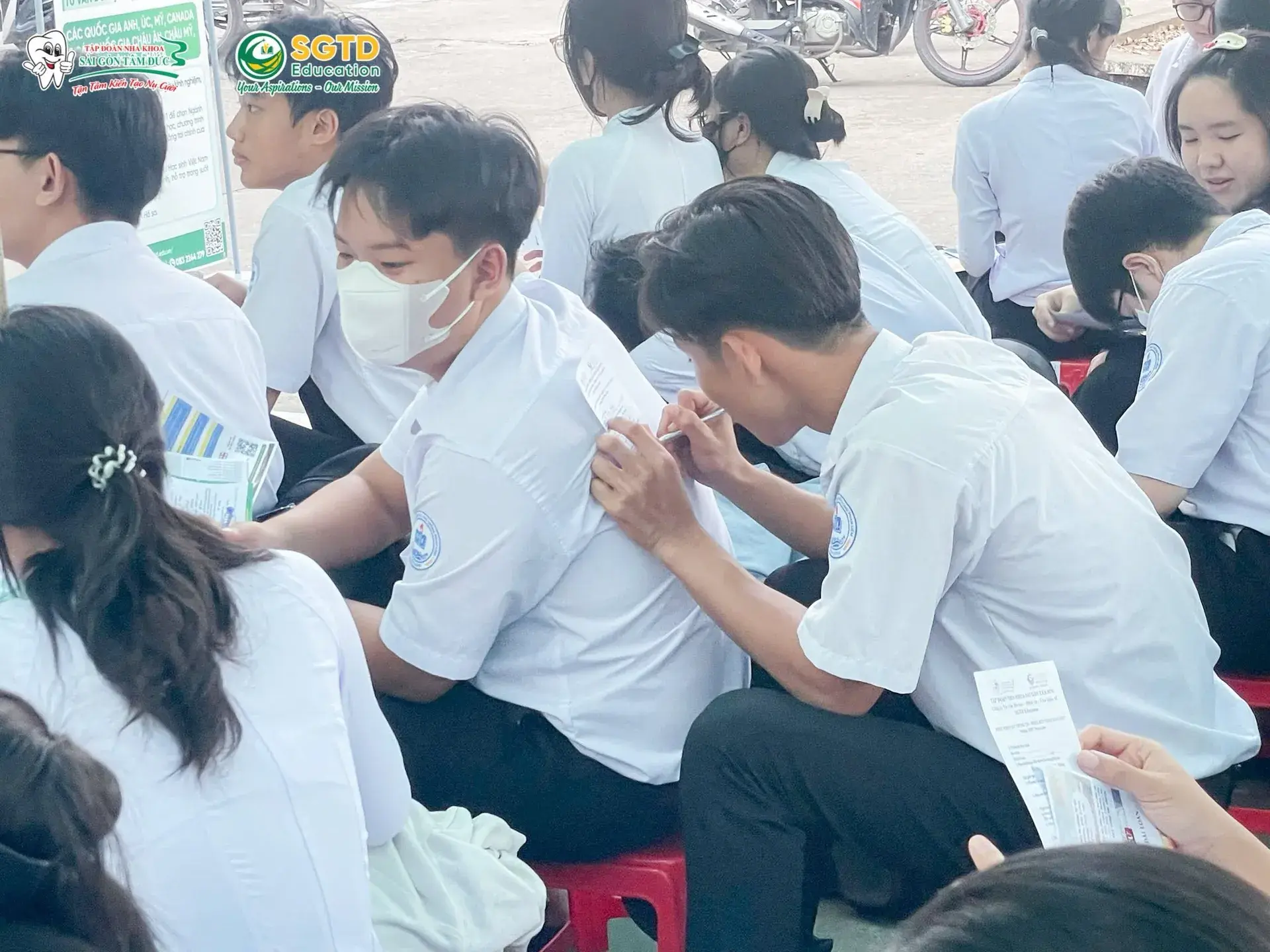 Học sinh chăm chú theo dõi nội dung