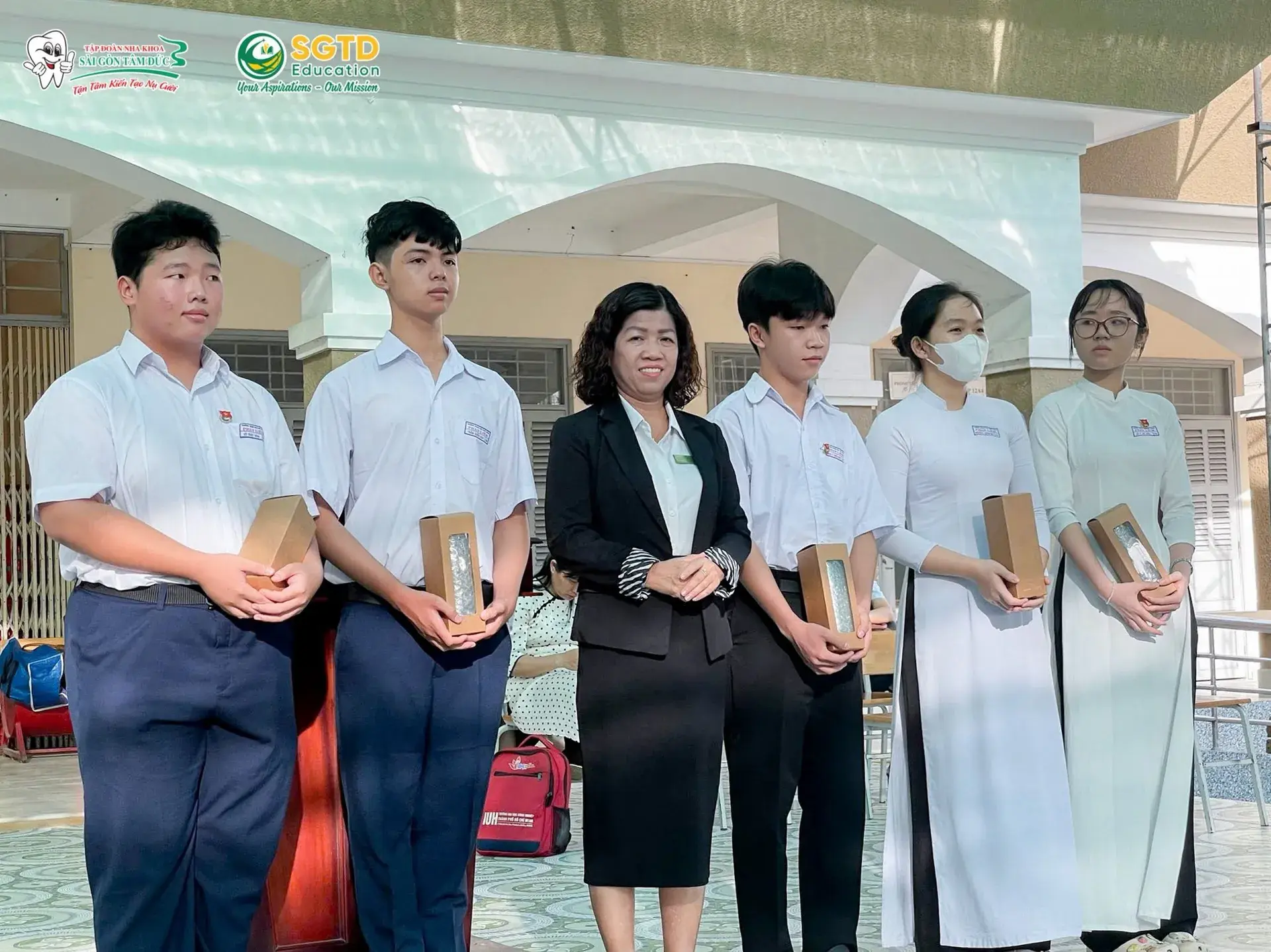 Đại diện hai bên trao biên bản hợp tác
