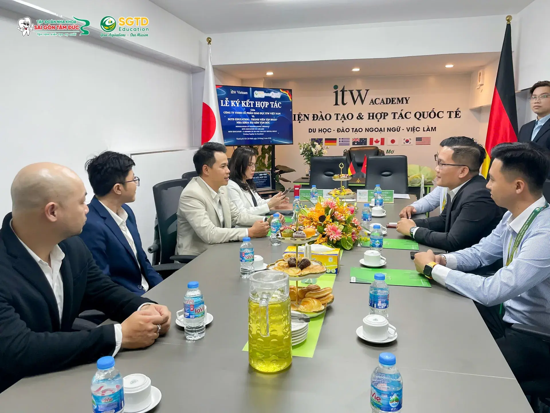 Khoảnh khắc bắt tay ký kết giữa SGTD Education và ITW Vietnam