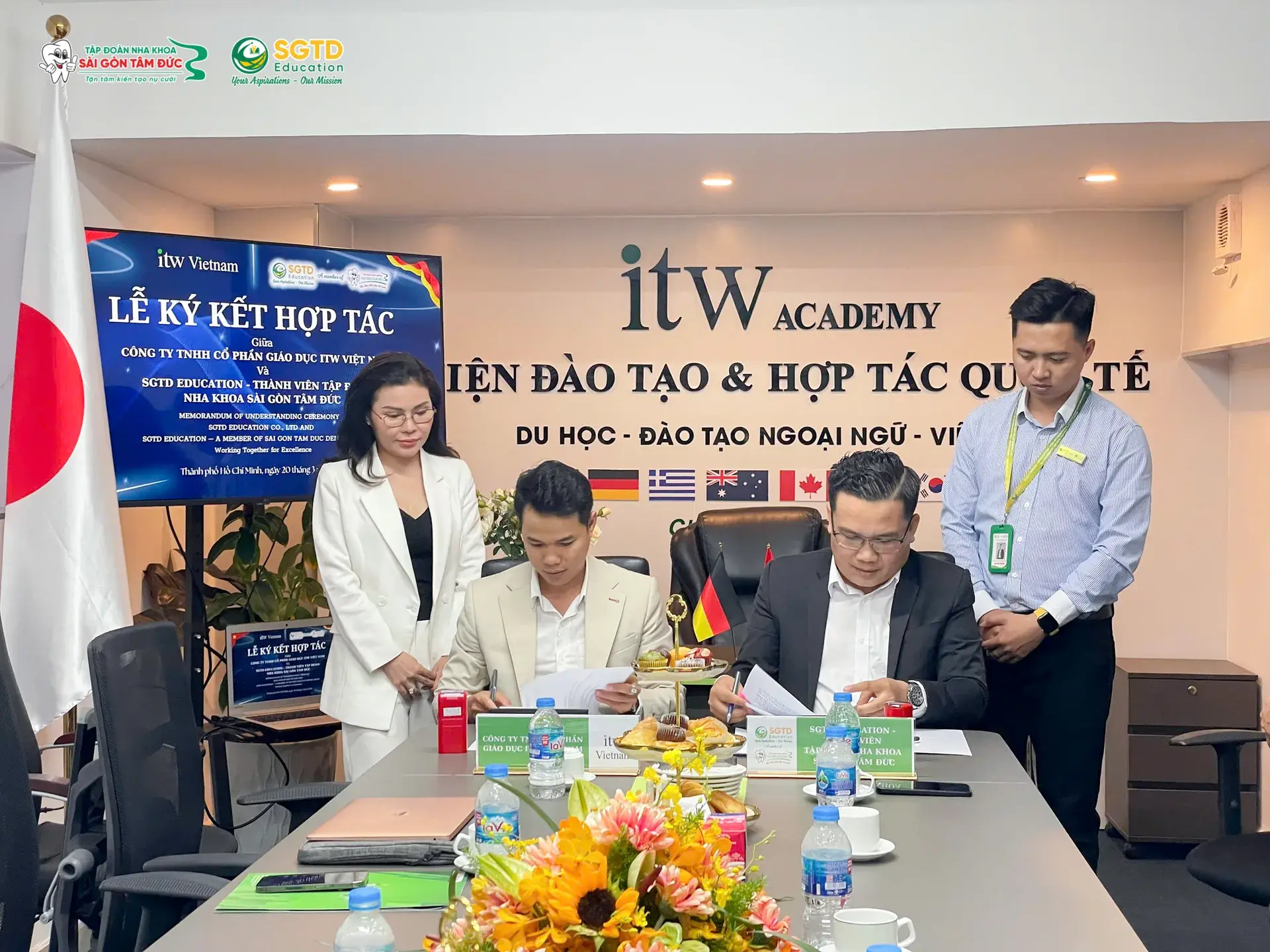 Đội ngũ SGTD Education và ITW Berlin chụp ảnh kỷ niệm sau lễ ký kết hợp tác