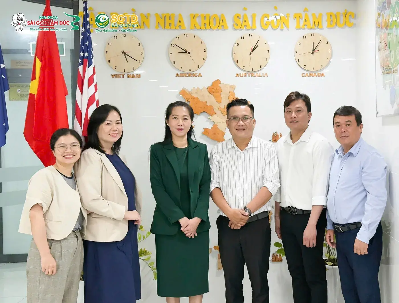 Ảnh tập thể đại diện hai đơn vị trong ngày ký kết