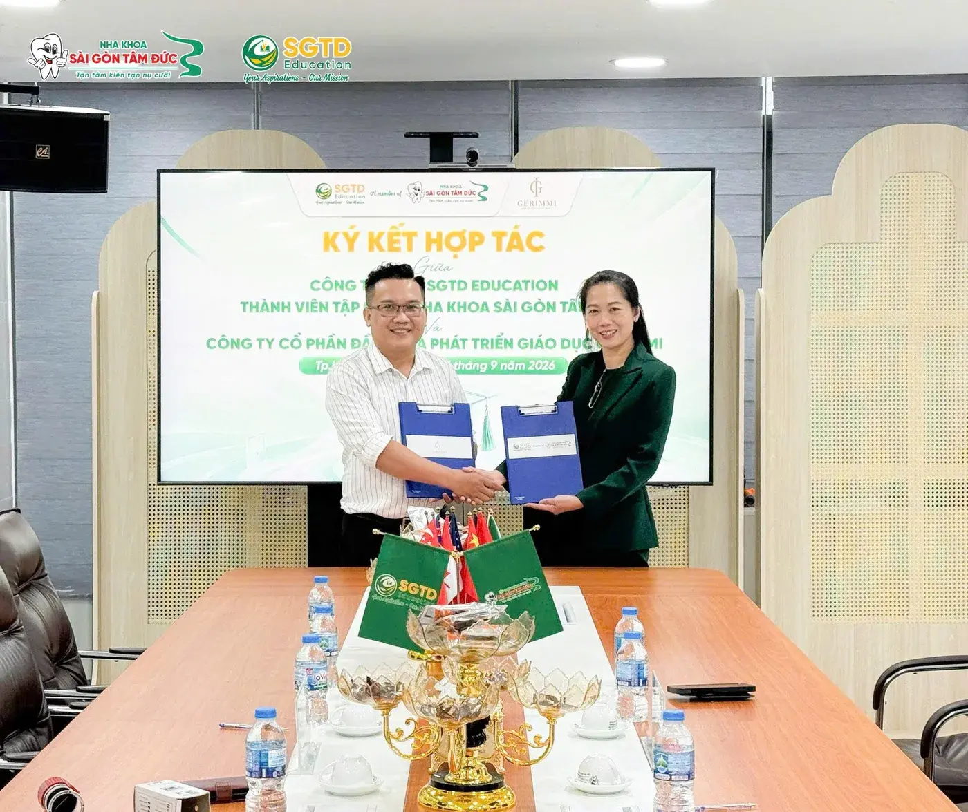 Đại diện SGTD Education và Gerimmi bắt tay, trên tay là văn bản hợp tác vừa ký