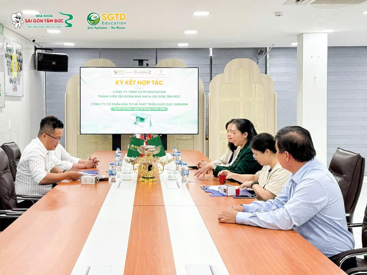 Toàn cảnh buổi làm việc giữa SGTD Education và Gerimmi tại phòng họp
