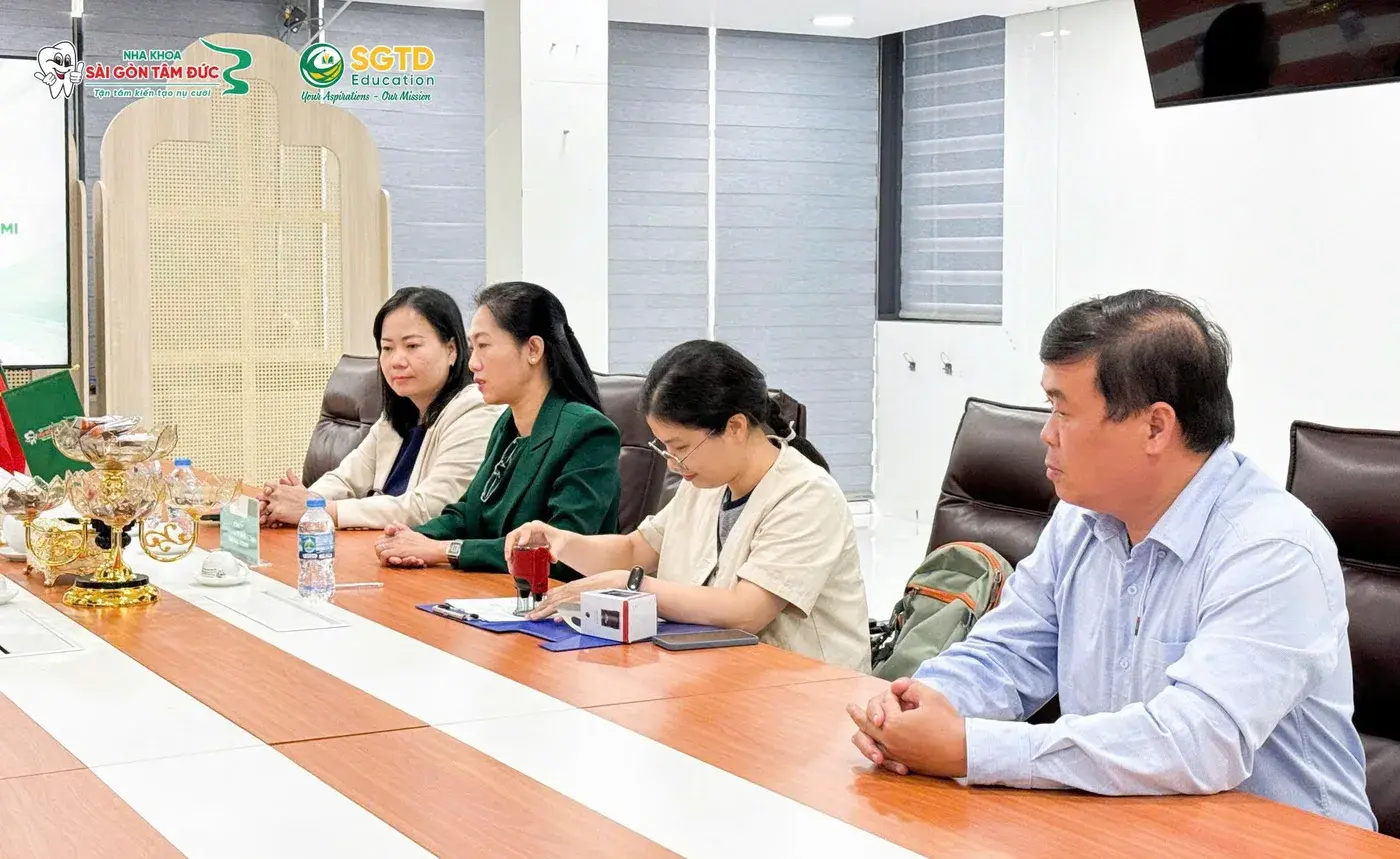 Đóng dấu văn bản trong buổi làm việc giữa hai đơn vị