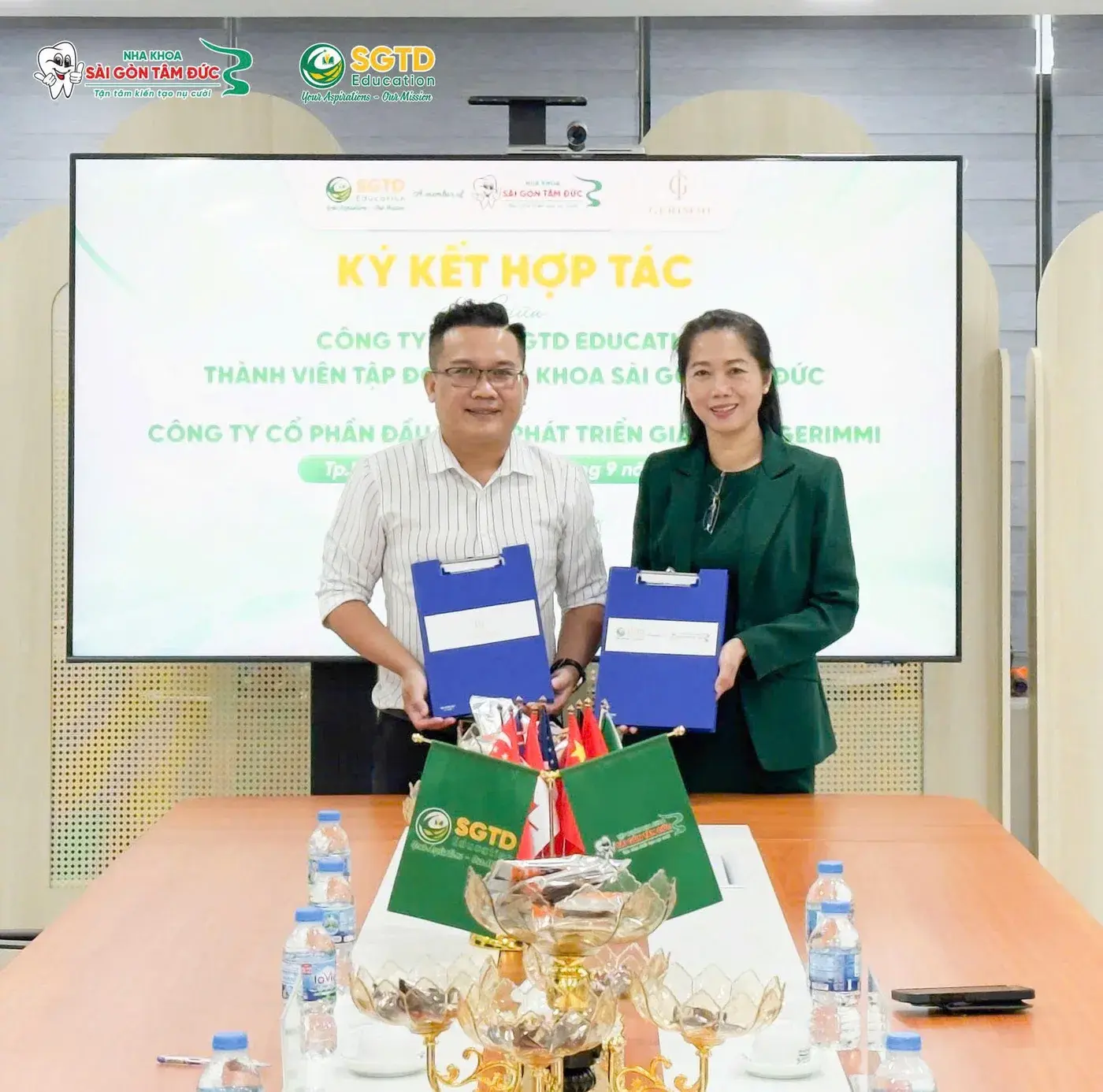 Đại diện SGTD Education và Gerimmi cùng giới thiệu văn bản hợp tác vừa ký